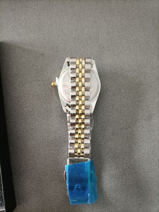 Relógio dourado e preto