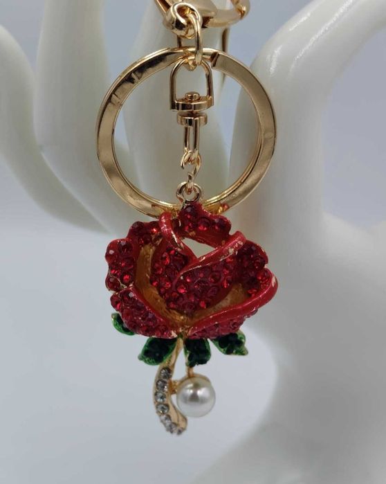 Błyszczący brelok czerwona róża kryształki zawieszka do kluczy torebki