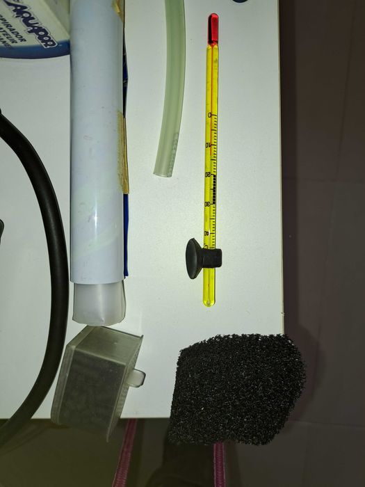 Aquário grande com equipamento para peixes de água quente