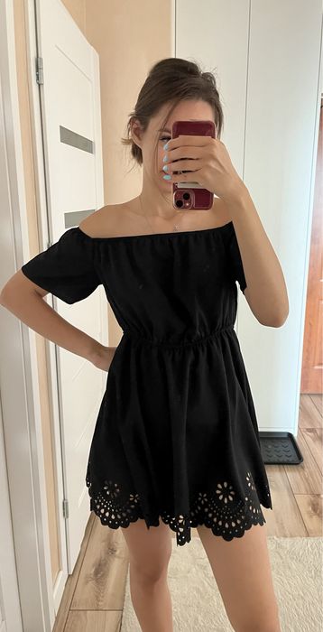 Sukienka boho, z odkrytymi ramionami z wycięciami