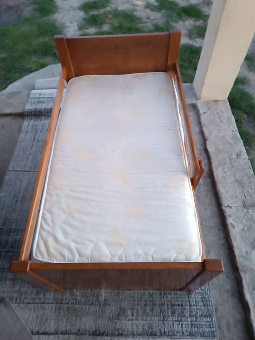 Продам дерев'яне ліжко з матрасом.