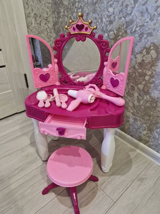 Крісло-гойдалка,заколихуючий центр,ходунки,трюмо для дівчинки,столик