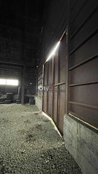 Здається в оренду ангар на великій ділянці