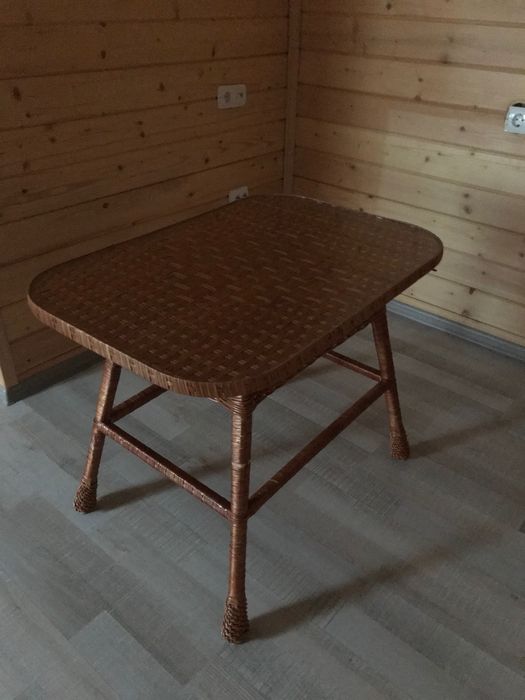 Стільці , столи плетені із лози.