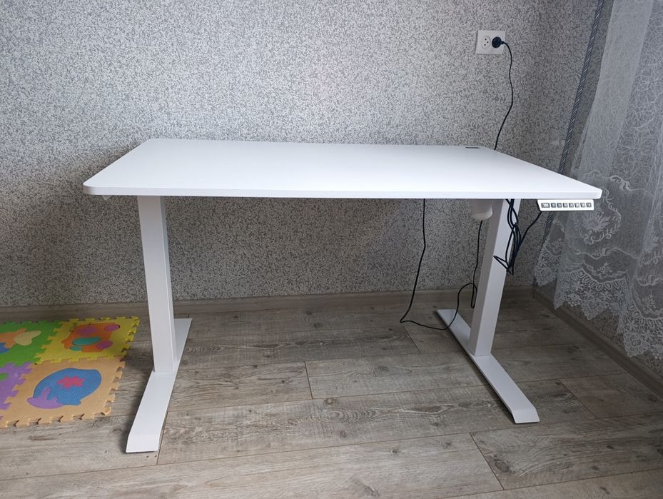 Стіл з регулюванням висоти e-table від Kulik System SNITE