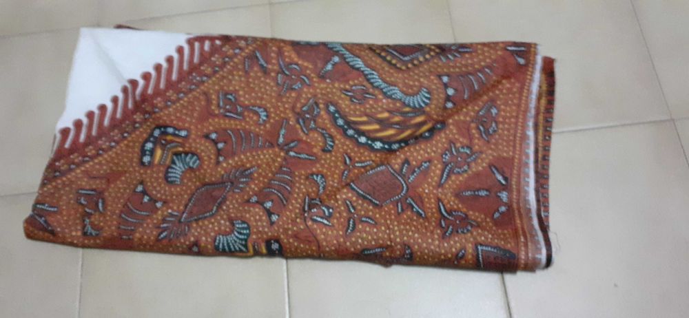 Lenço capulana castanho com azul e amarelo (96cm +/-)