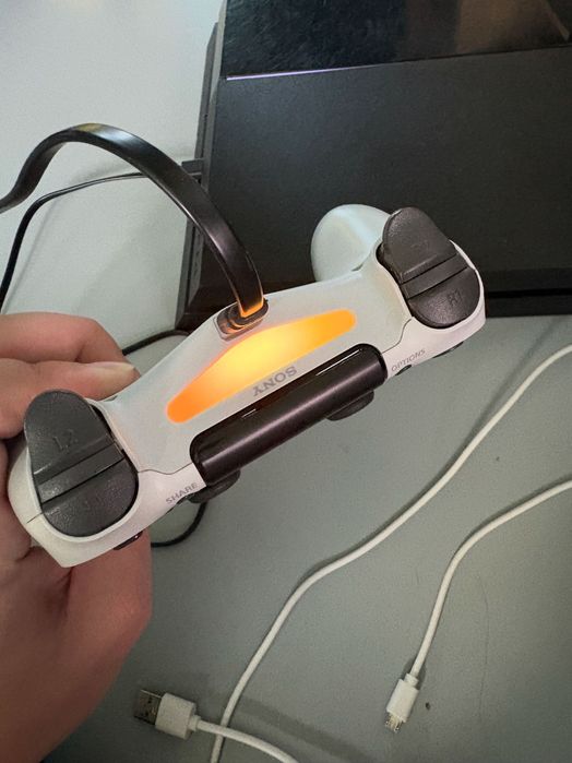 PS4 + 2 pady + stacja dokująca + Fifa 19