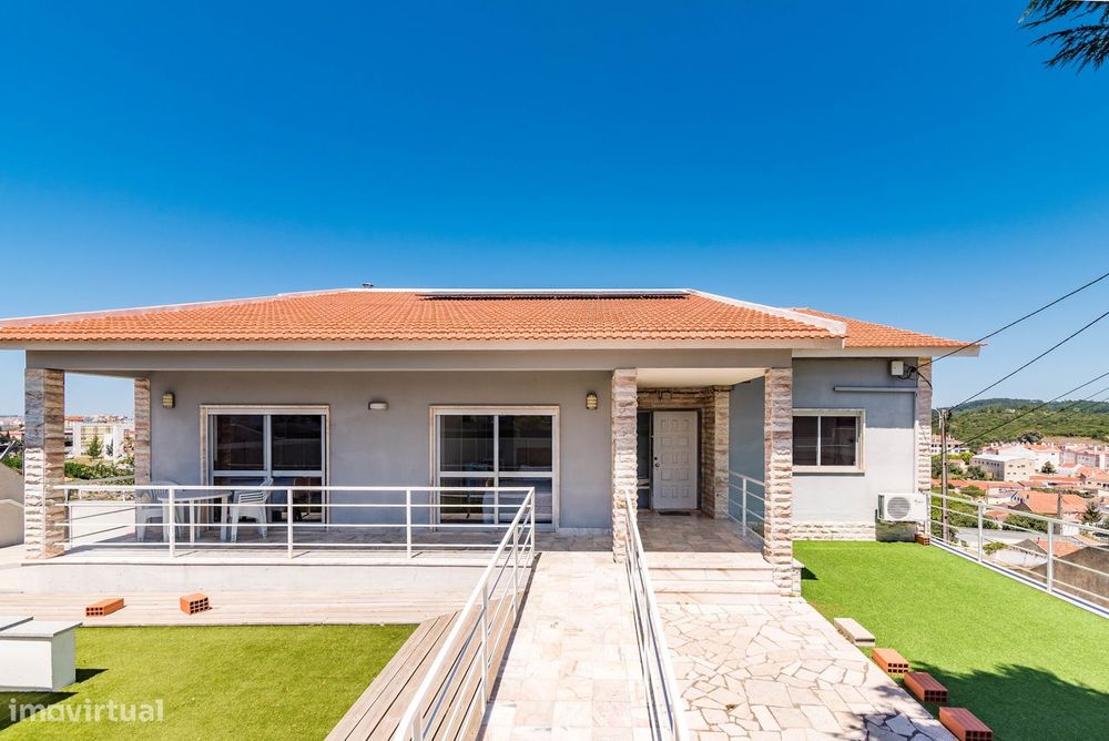 Moradia Espaçosa com Terreno, Vista Desafogada e Excelente Conforto