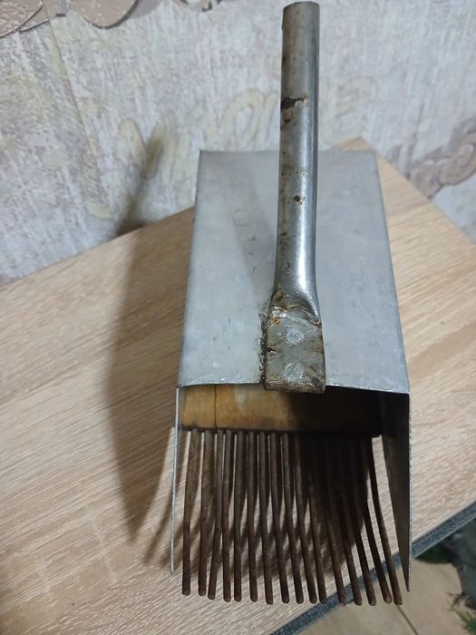 Продам гребінець для збирання ягід.