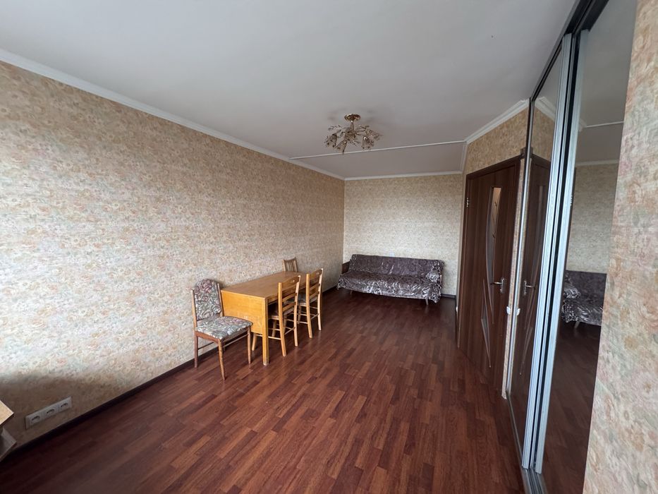 Продається велика кімната метро Шулявка 3хв пішки