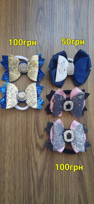 Резинки і заколки на волосся.