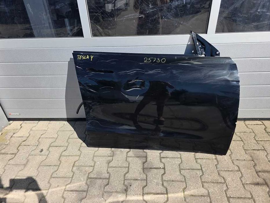 Tesla Y 19r.- Drzwi Przód Prawe