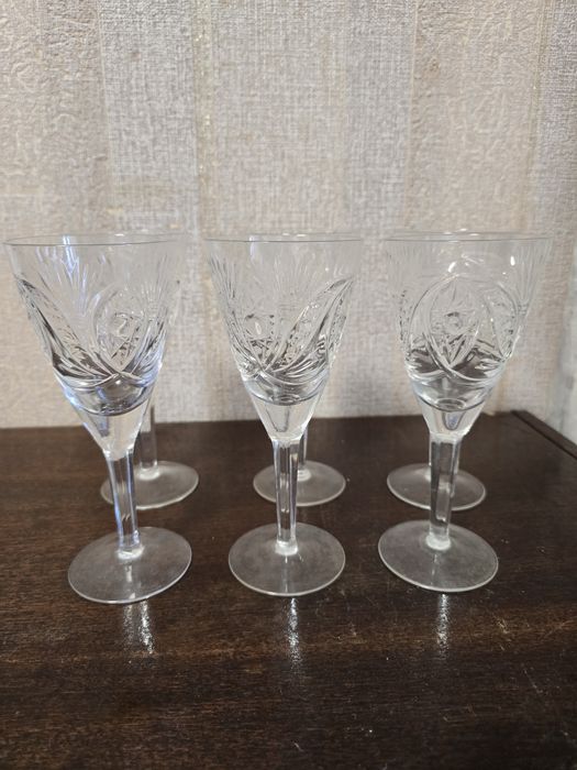 Хрустальні бокали на ніжці та салатник