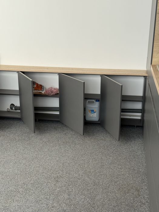 Кухня в зборі з мийкою та розетками