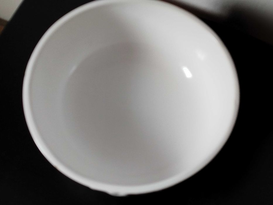 Saladeira bastante grande ou fruteira branca