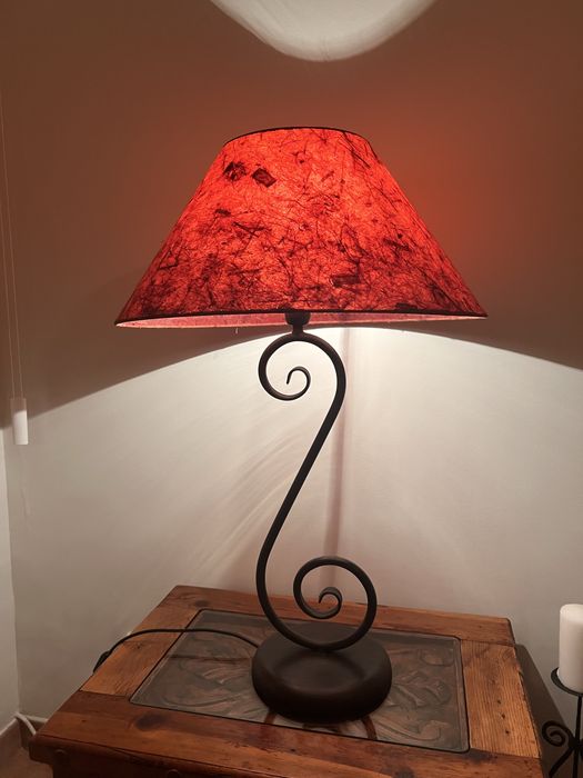 Candeeiro com base em ferro forjado em espiral