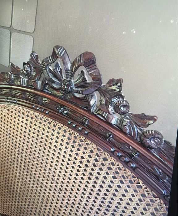 Cama solteiro trabalhada em  madeira maciça