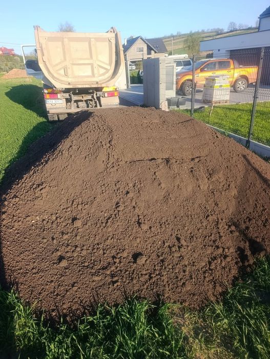 Ziemia ogrodowa siana humus czarnoziem gleba żyzna