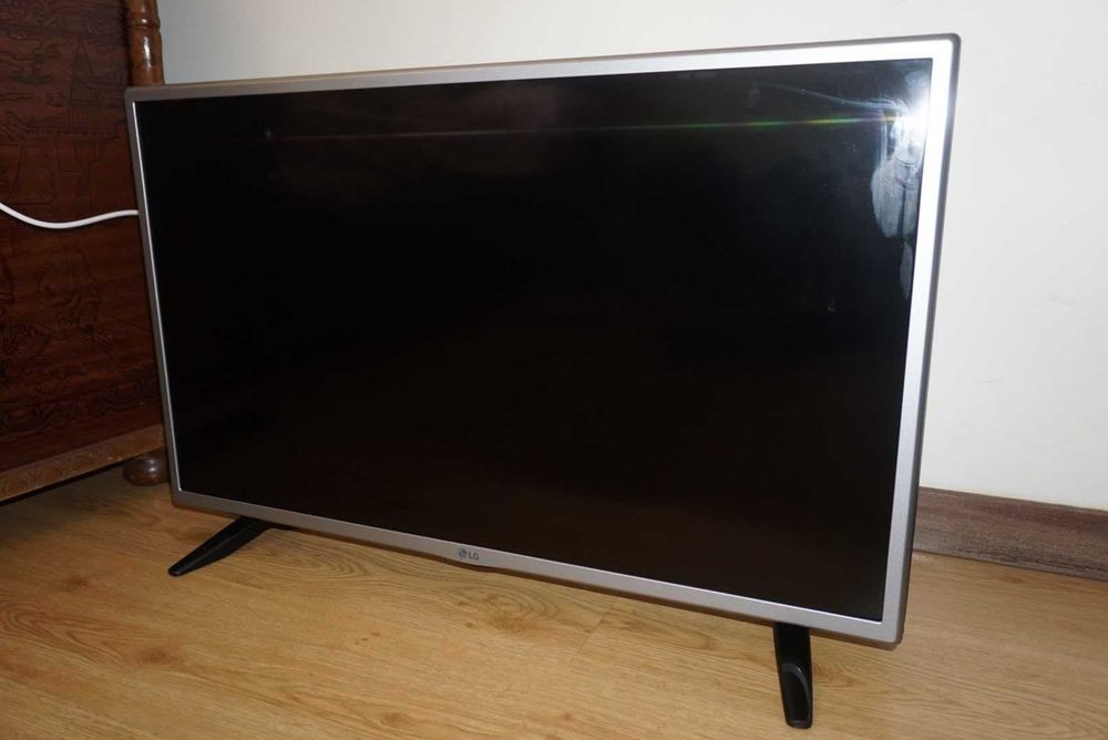 TV LG preta e cinzenta em excelente estado + comando