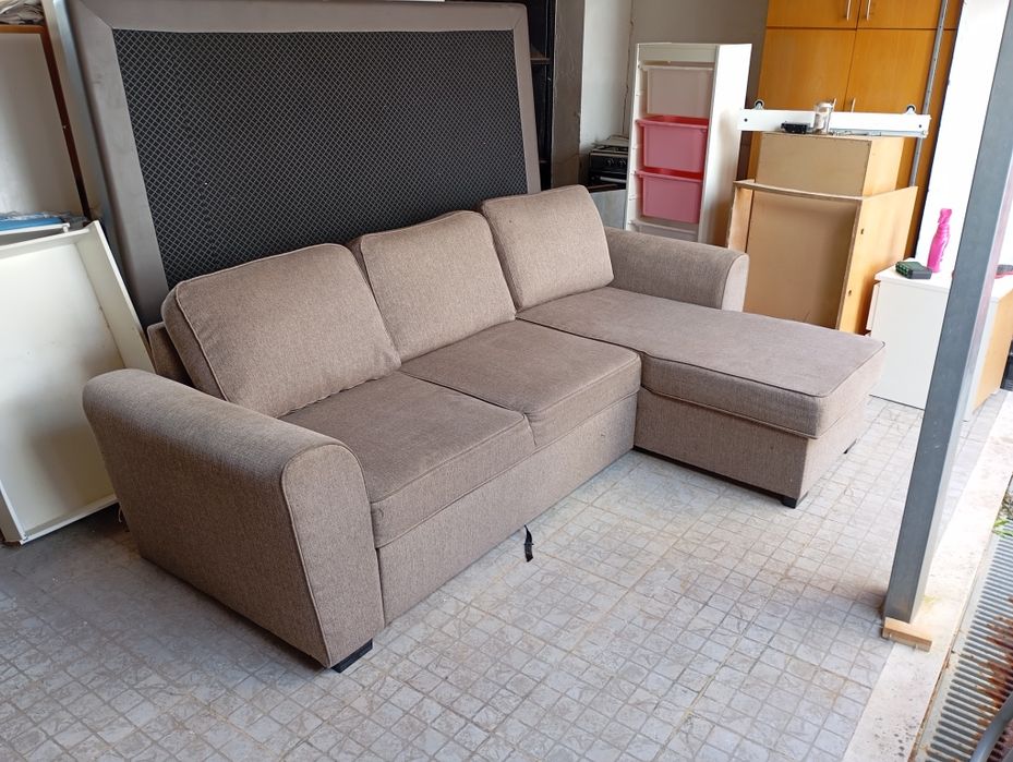 Sofá com chaise longue, cama e baú.