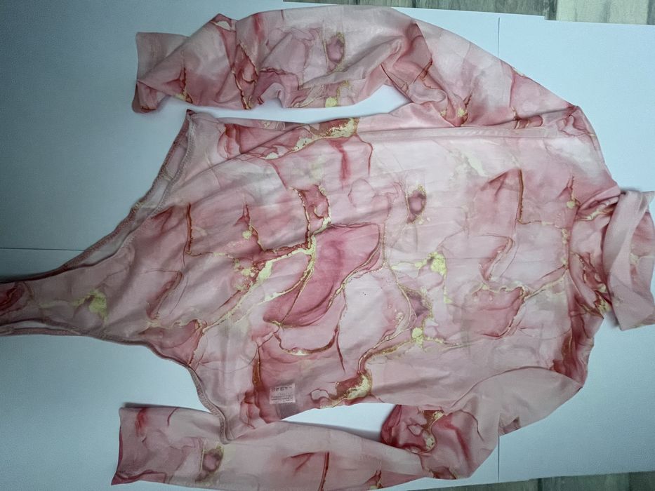 Рожеве сітчасте боді з абстрактним принтом