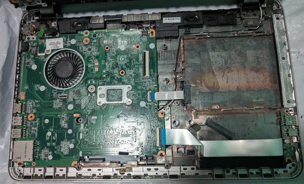 HP Pavilion 15 на запчасти, черные полосы на Экране