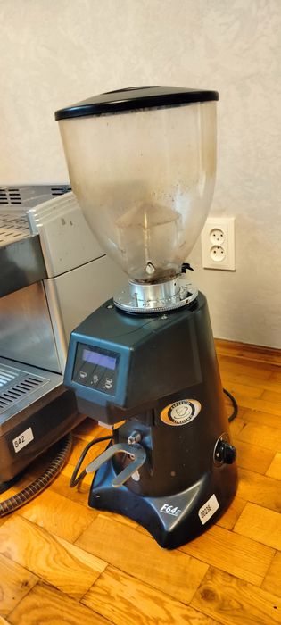 Професійна кавоварка для барів і кафе E98 President, кавомолка.
Деталь