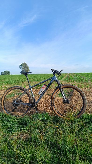 KTM MYROON ELITE 29

Bicicleta Carbono em estado repreensível.
Modelo 2025 com pouco uso, poucos kilometros!!

Pneus Maxxis, já feito Tubeless.