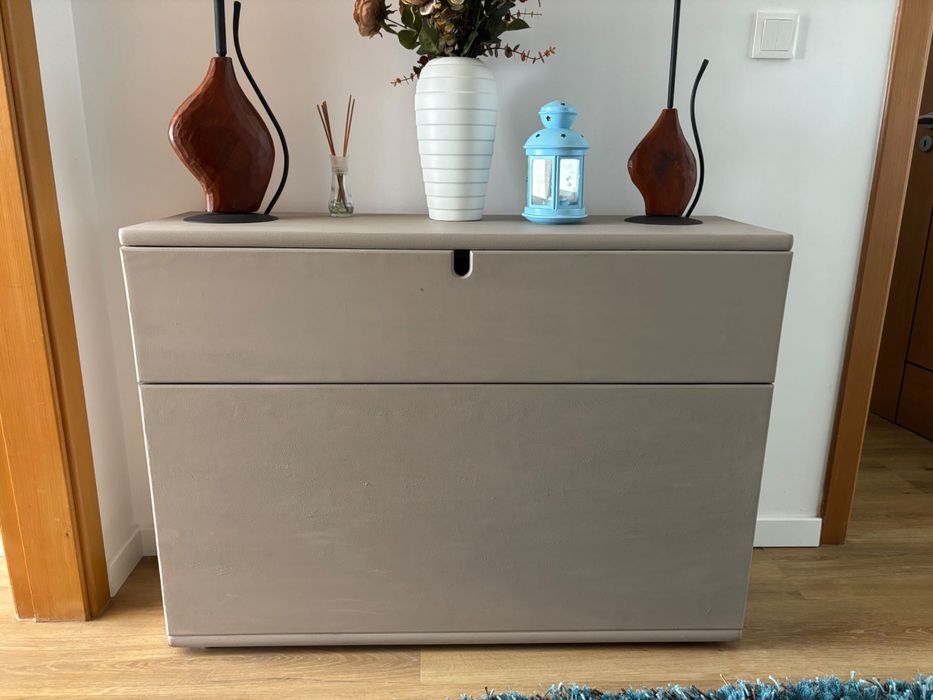 Móvel de madeira maciça