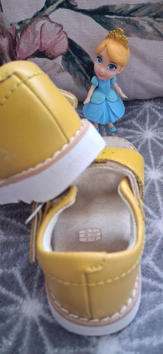 Sandałki dziewczęce marki Clarks.