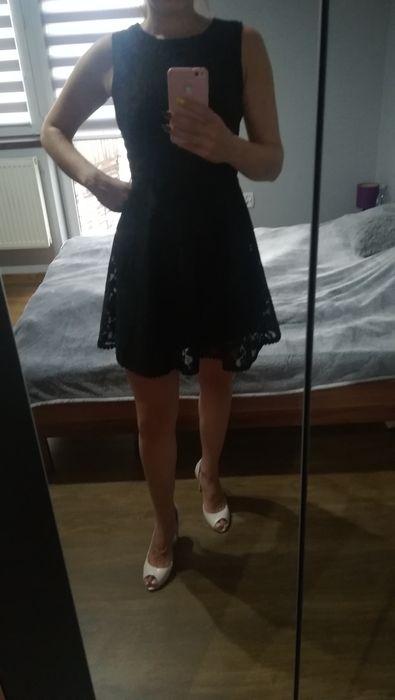 Czarna koronkowa sukienka rozkloszowana 38
