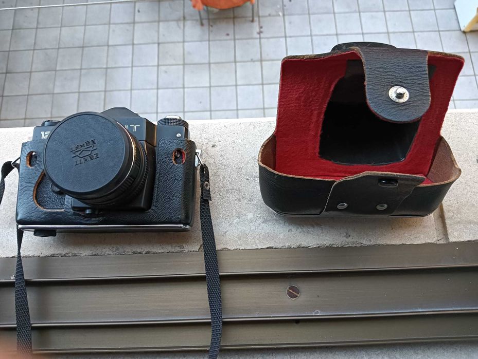 Máquina fotográfica ZENIT, com objetiva Carlzeiss