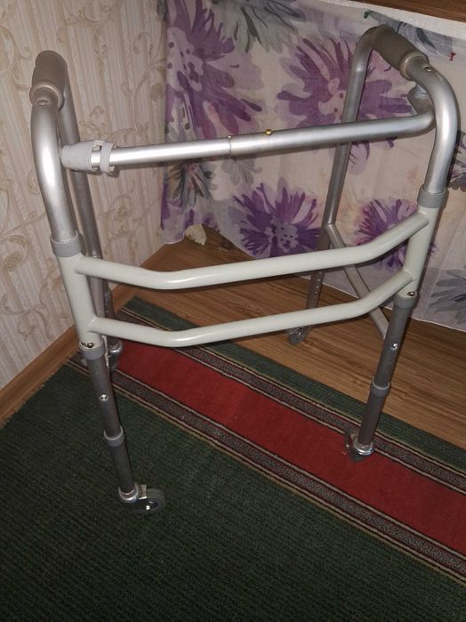 Ходунки на колесах складні