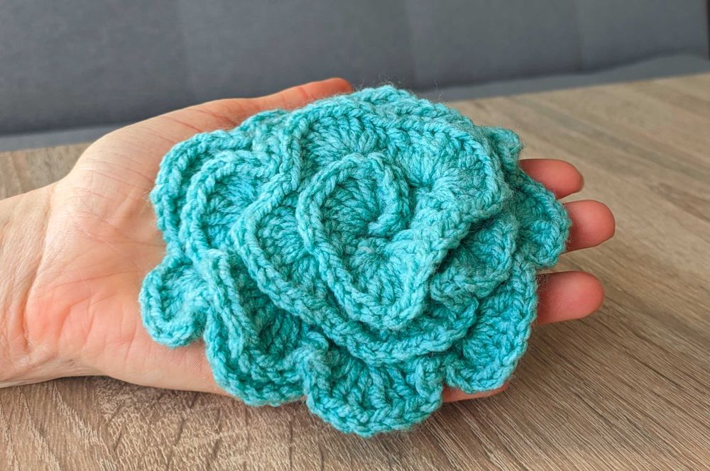 Ręcznie robiona ozdoba – Kwiat z włóczki