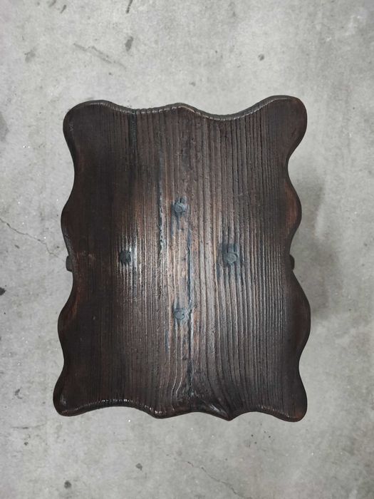 Mesa e bancos em madeira africana.