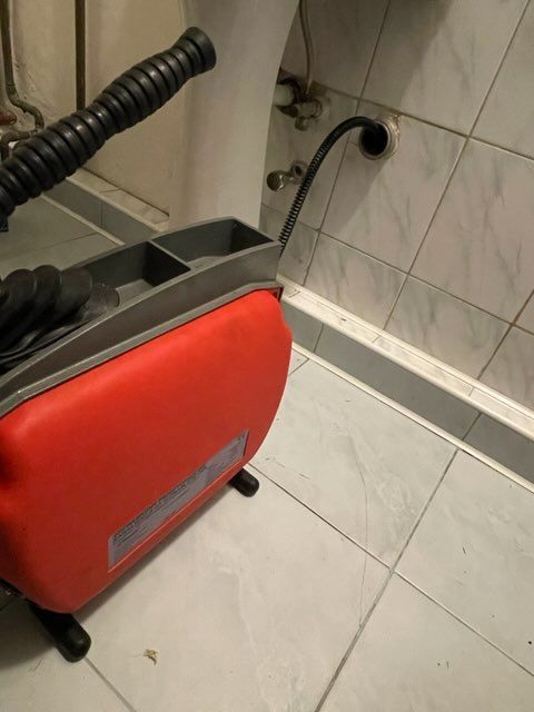 Pogotowie kanalizacyjne, udrażnianie zlewów itp.Hydraulik czyszczenie