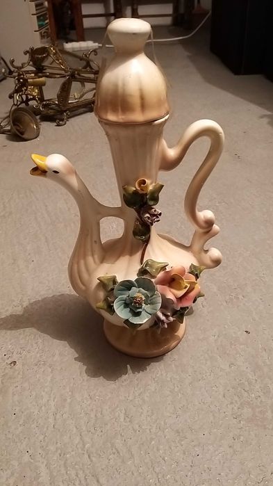 jarra em forma de pato com flores