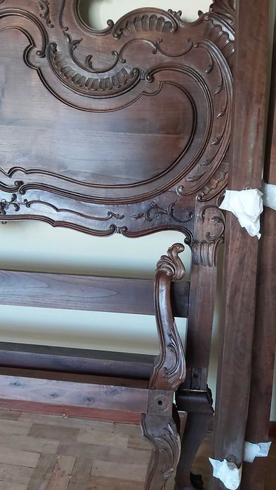 Cama casal com cabecera e estructura de madeira maciça e esculpida.