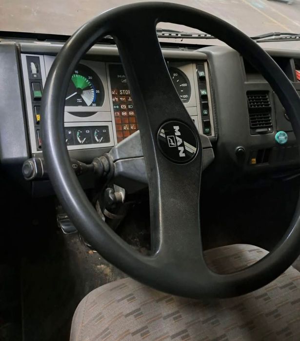 Camião MAN com grua - Bom estado