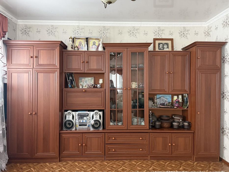 Меблі стінка шафа
