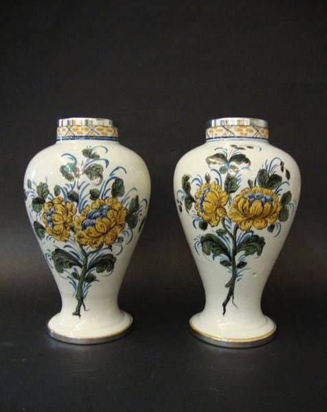 Par de jarras em vidro opalino pintado