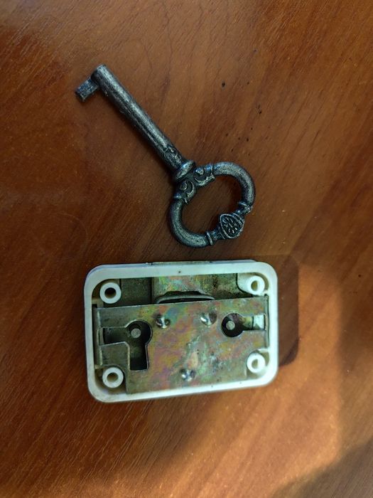 Замок меблевий (комплект)