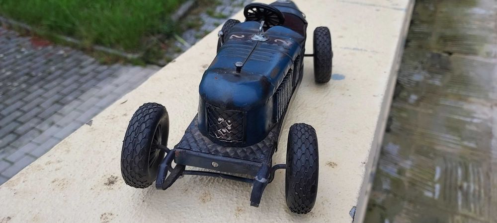 Modelo desportivo de carro em chapa - único