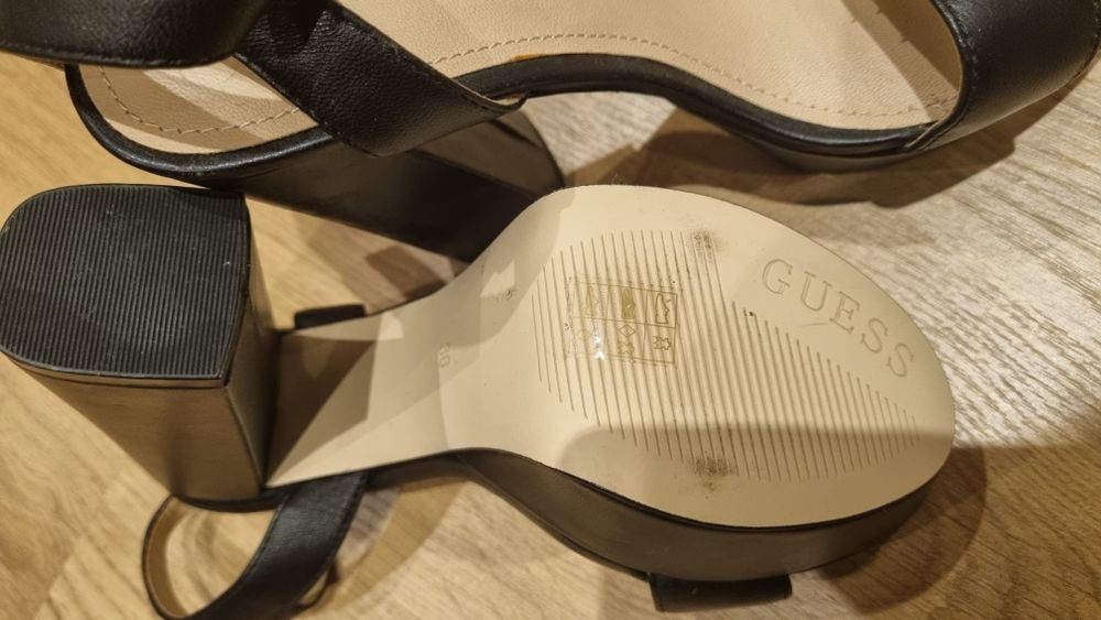 Sandálias Guess *novas*