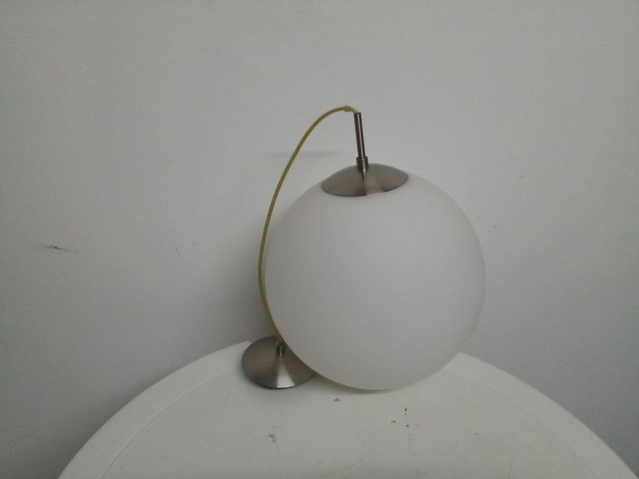 Candeeiro em Globo muito bom,sem tipo de mazelas.