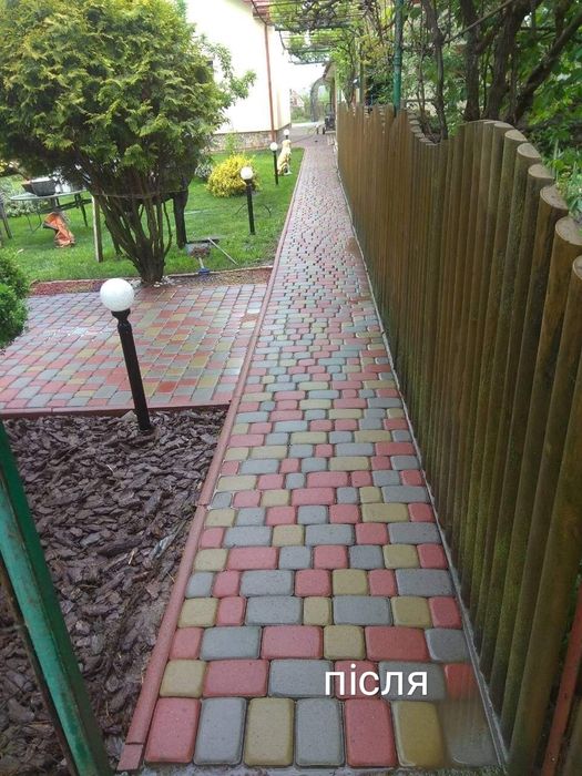 Миття та фарбування даху фасаду бруківки