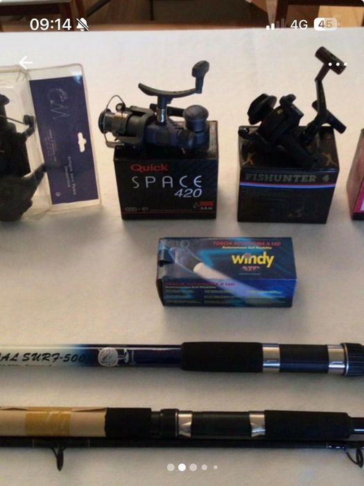 Canas de pesca, carretos e lanterna magnética