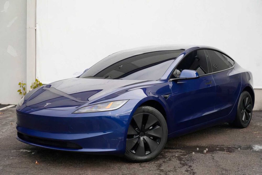 Tesla Model 3      2025