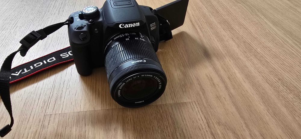 Máquina fotográfica Reflex CANON EOS 700D EF-S18-55MM IS