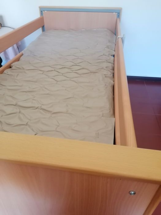 Cama articulada com grades